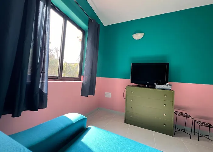Chic & Cheerful - 2 Bedroom In St Julians